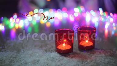 用蜡烛和五彩灯在圣诞装饰背景上写下了诺埃尔的复古词。 书法和文字